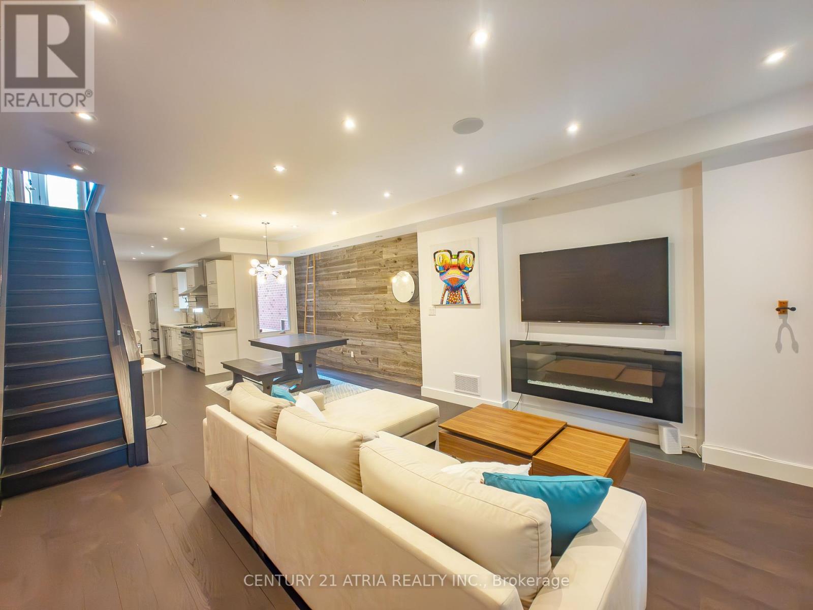 329 Clinton St #a, Toronto, ON M6G 2Y7