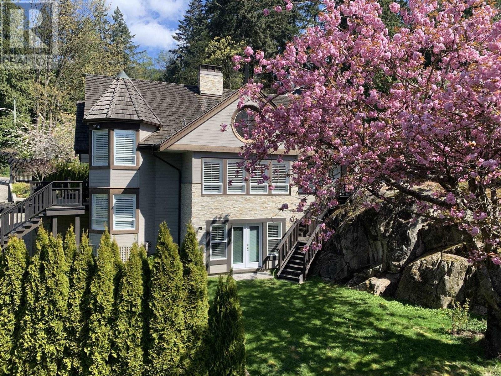 4001 Rose Cres, West Vancouver, BC V7V 2N6