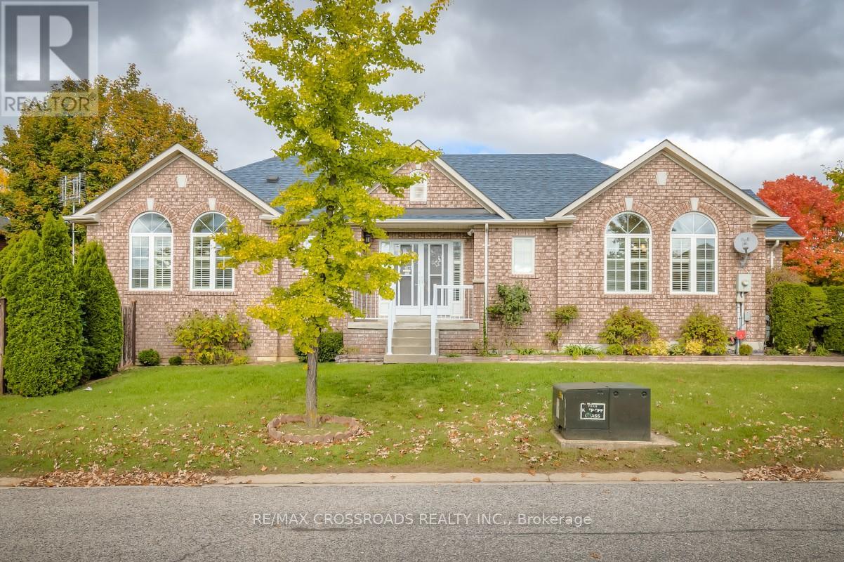 26 Lurosa Cres, Whitby, ON L1R 3A9