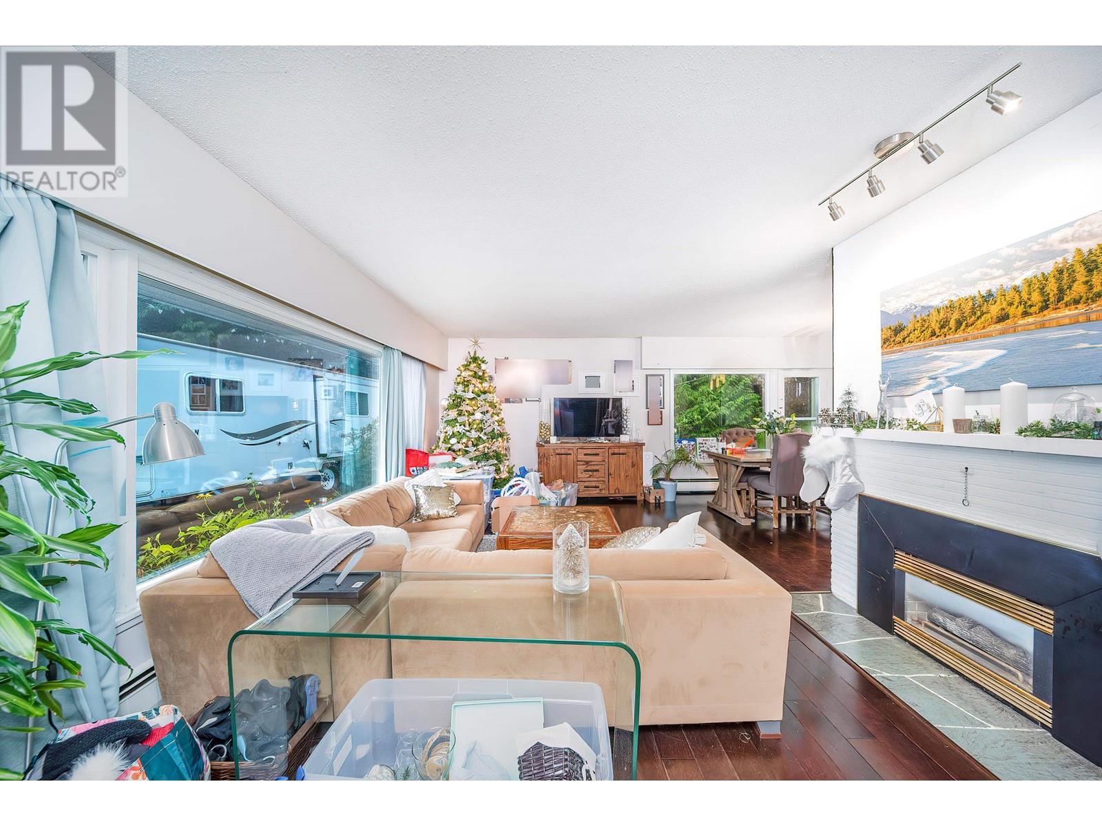 77 Desswood Pl, West Vancouver, BC V7S 1B8