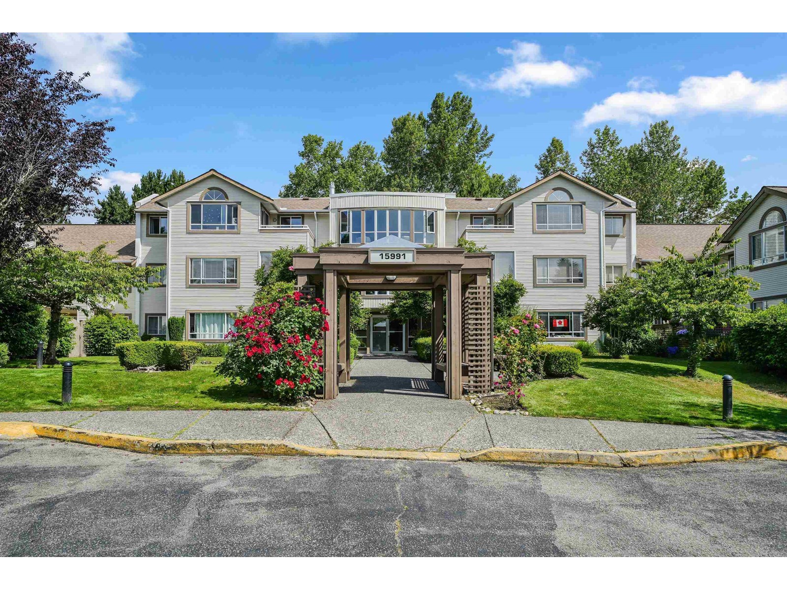 15991 Thrift Avenue Unit 209, White Rock, BC V4B 2M9