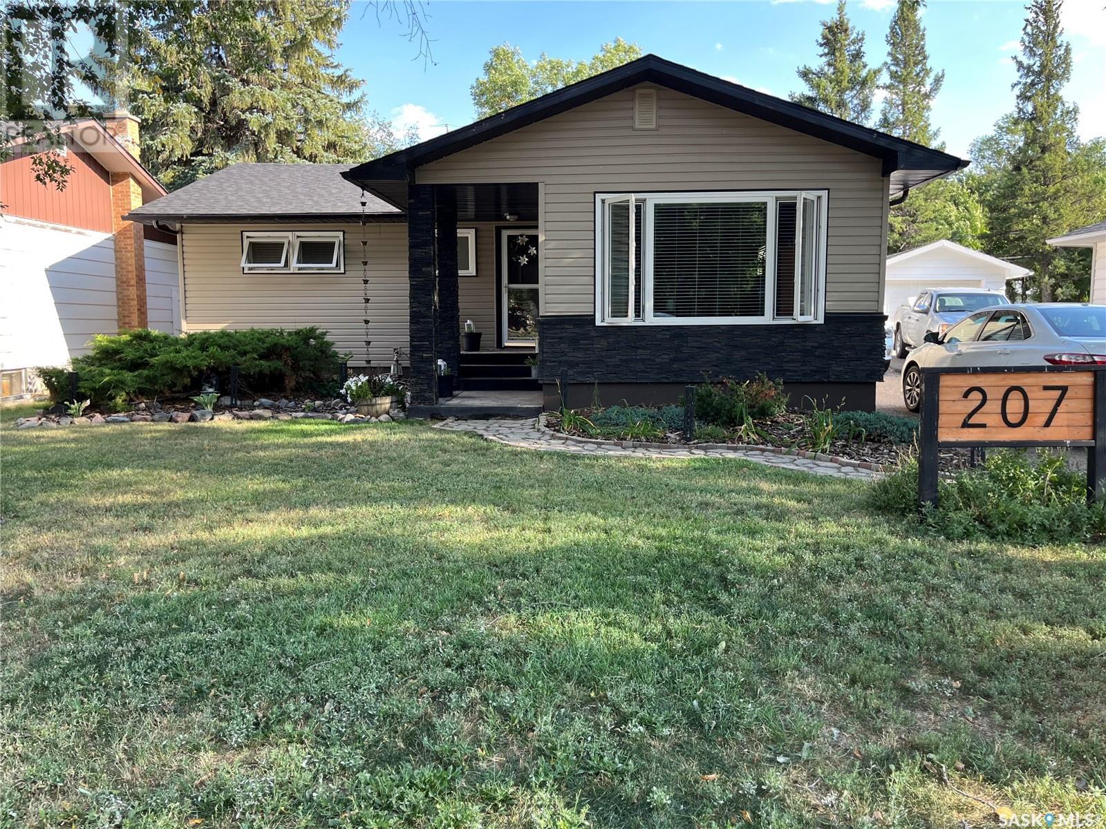 207 Dominion Rd, Assiniboia, SK S0H 0B0