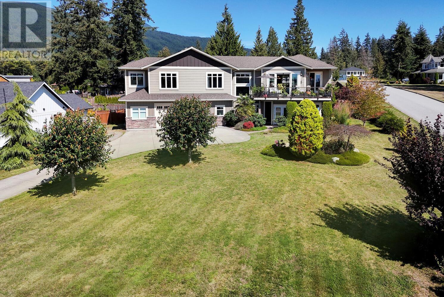1464 Sunset Pl, Gibsons, BC V0N 1V5