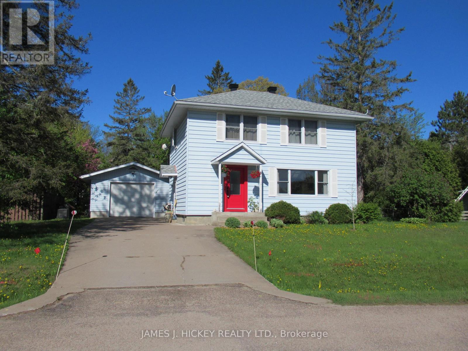 8 Tweedsmuir Pl, Deep River, ON K0J 1P0