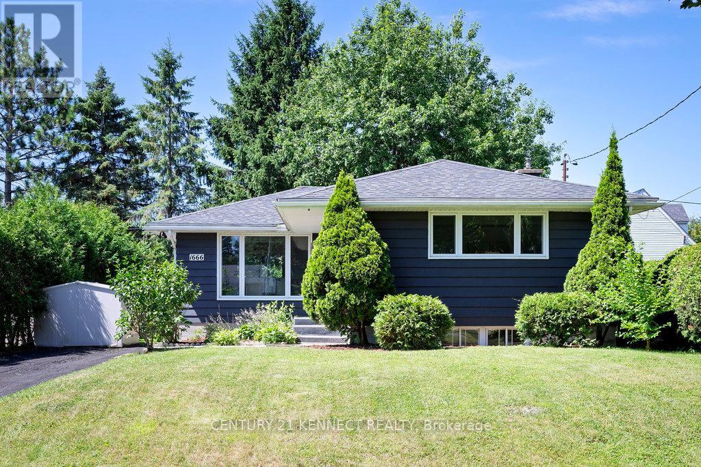 1666 Fisher Ave, Ottawa, ON K2C 1X7