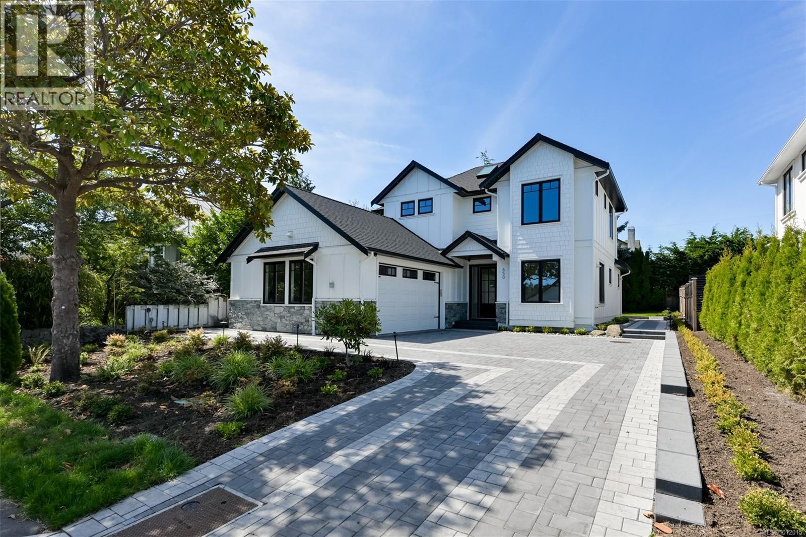 650 Monterey Ave, Oak Bay, BC V8S 4T9