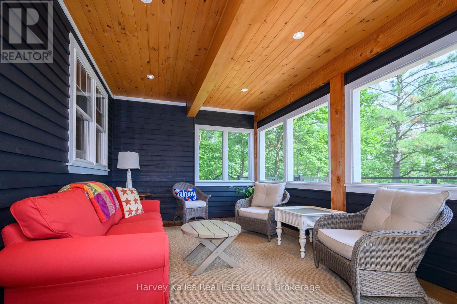 1045 Lakeshore Dr, Gravenhurst, ON P1P 1R2