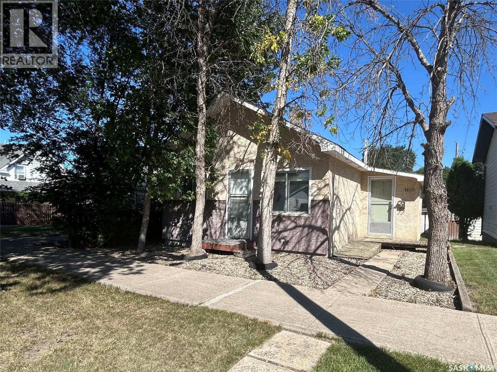 1122 Iroquois St W, Moose Jaw, SK S6H 5B9