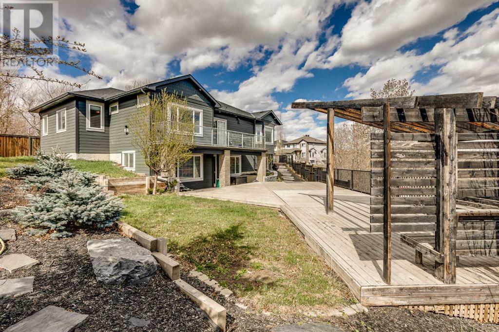 24 Royal Highland Ct NW, Calgary, AB T3G 4Y2