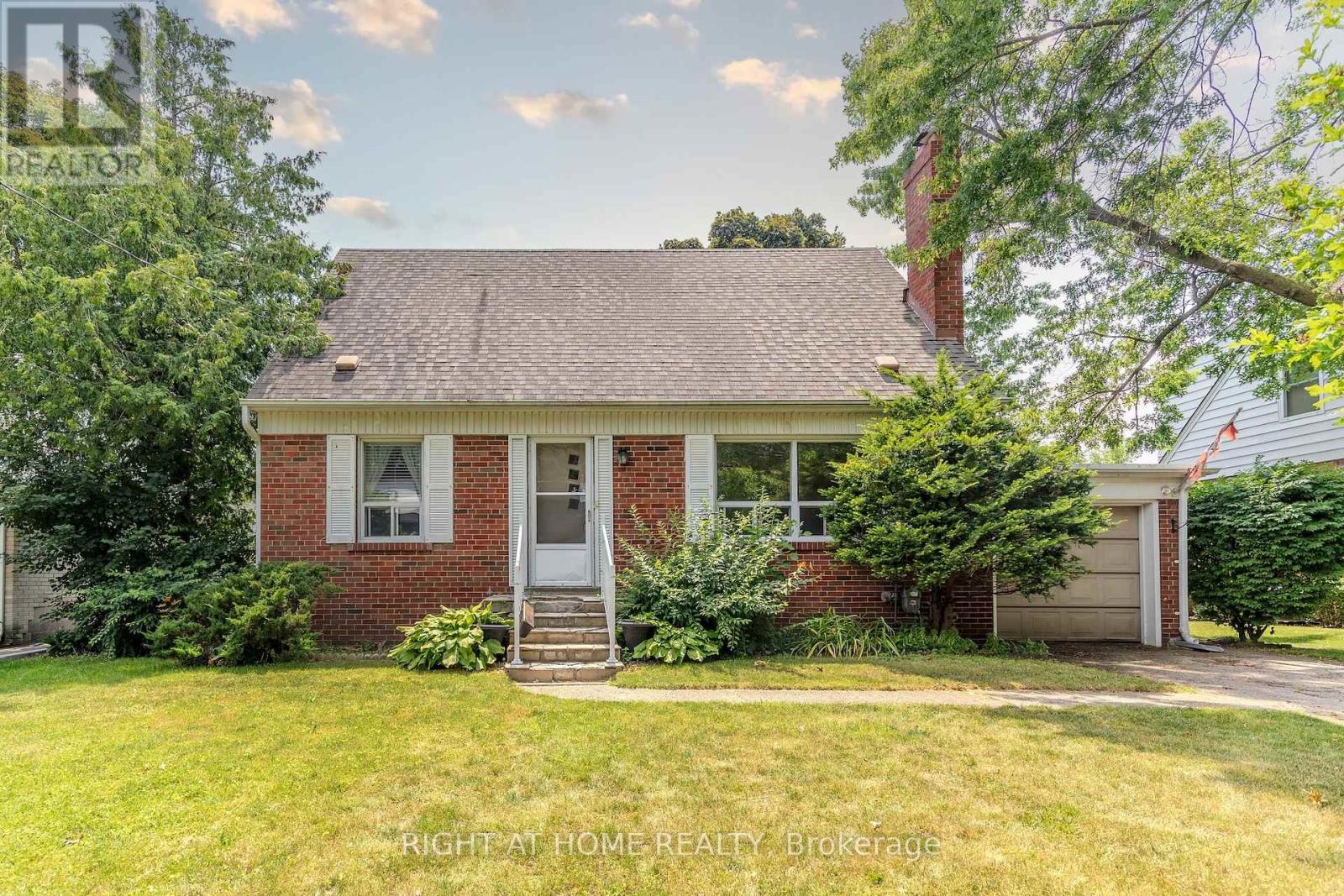 2206 Rambo Rd, Mississauga, ON L4Y 1X9