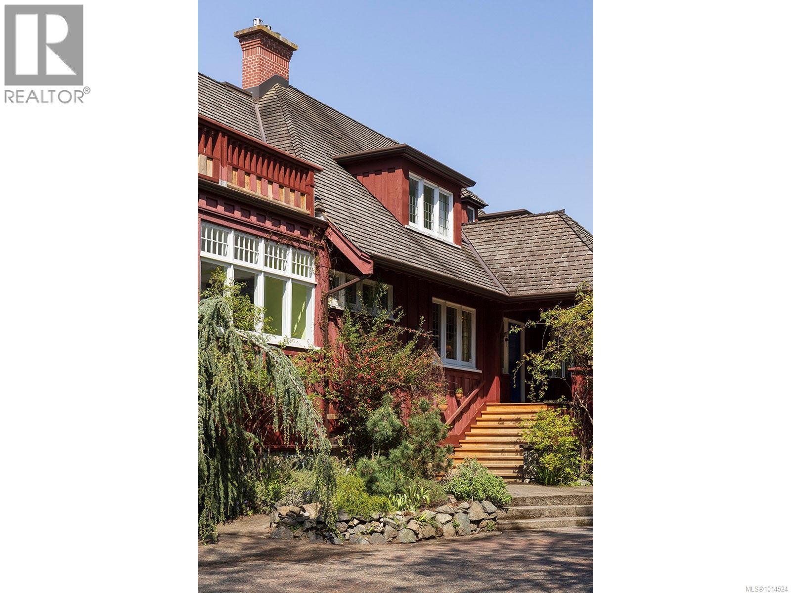934 A Foul Bay Rd, Oak Bay, BC V8S 4H8