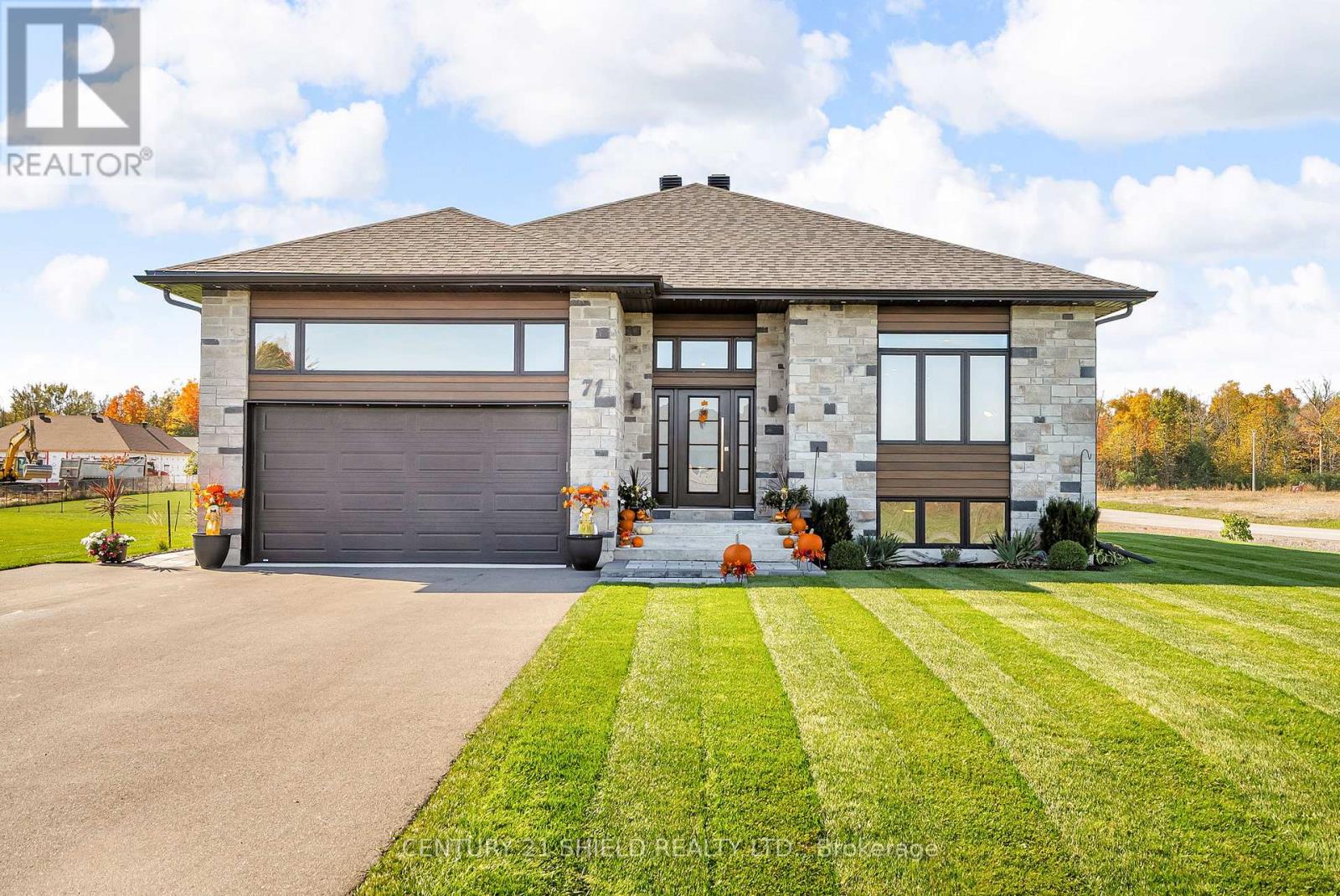 71 Dale St, South Stormont, ON K0C 1M0