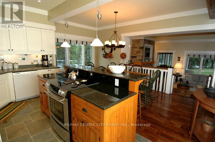 1020 Birch Glen Rd, Lake of Bays, ON P0B 1A0