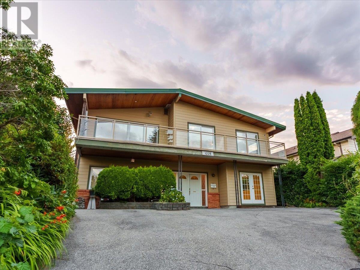 1228 Adderley St, North Vancouver, BC V7L 1T7
