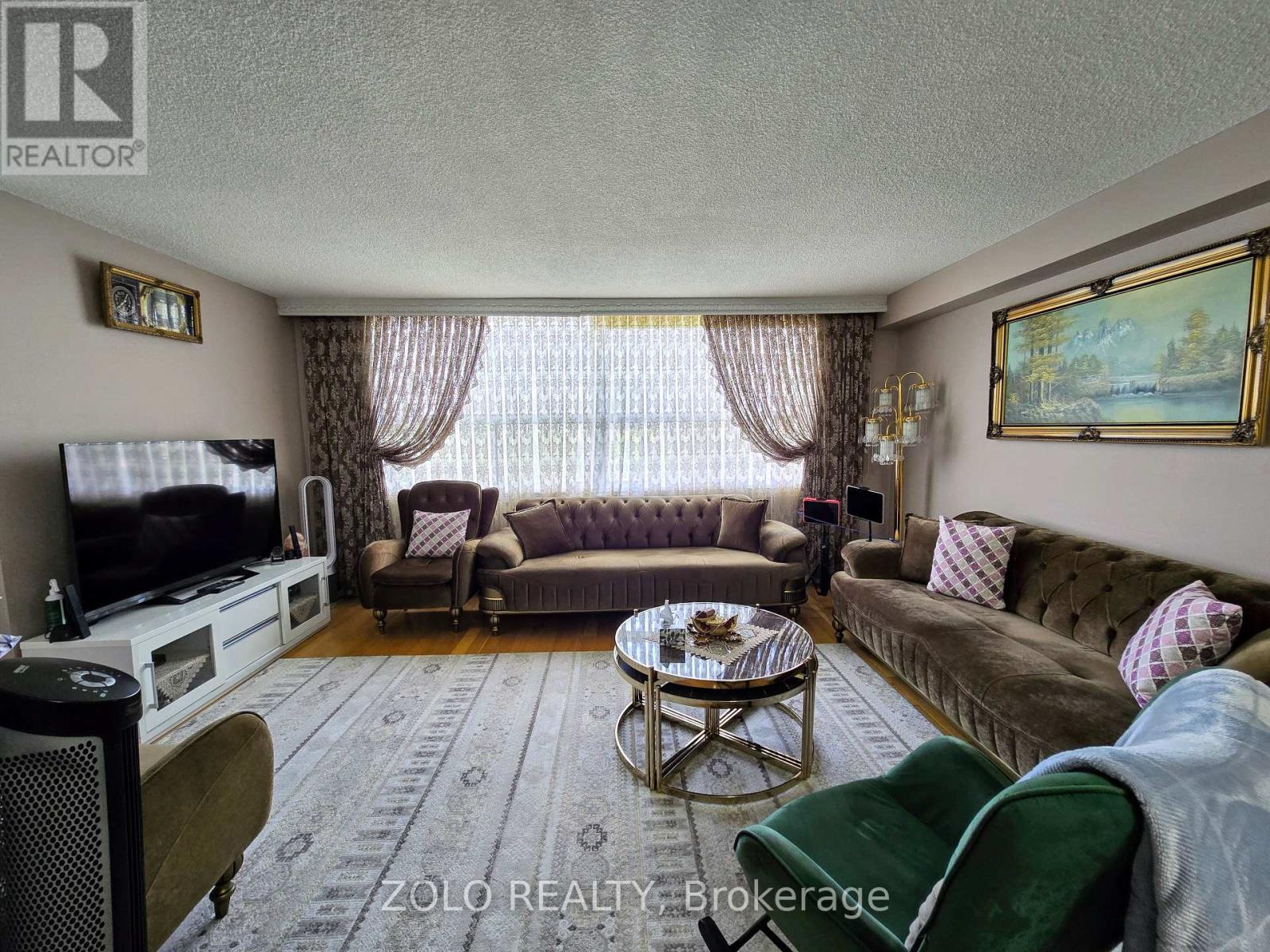 804 10 Tobermory Dr, Toronto, ON M3N 2Y5