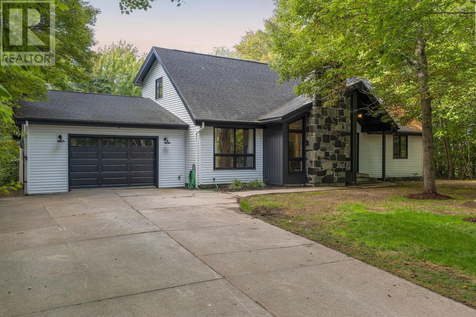 84 Second St, Lakeview, NS B4C 4C9