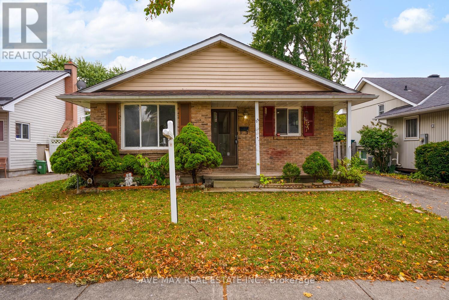 29 Renny Cres, London, ON N6E 2C4
