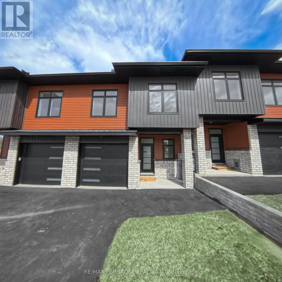 11 Northbrook St, Petawawa, ON K8H 3N4