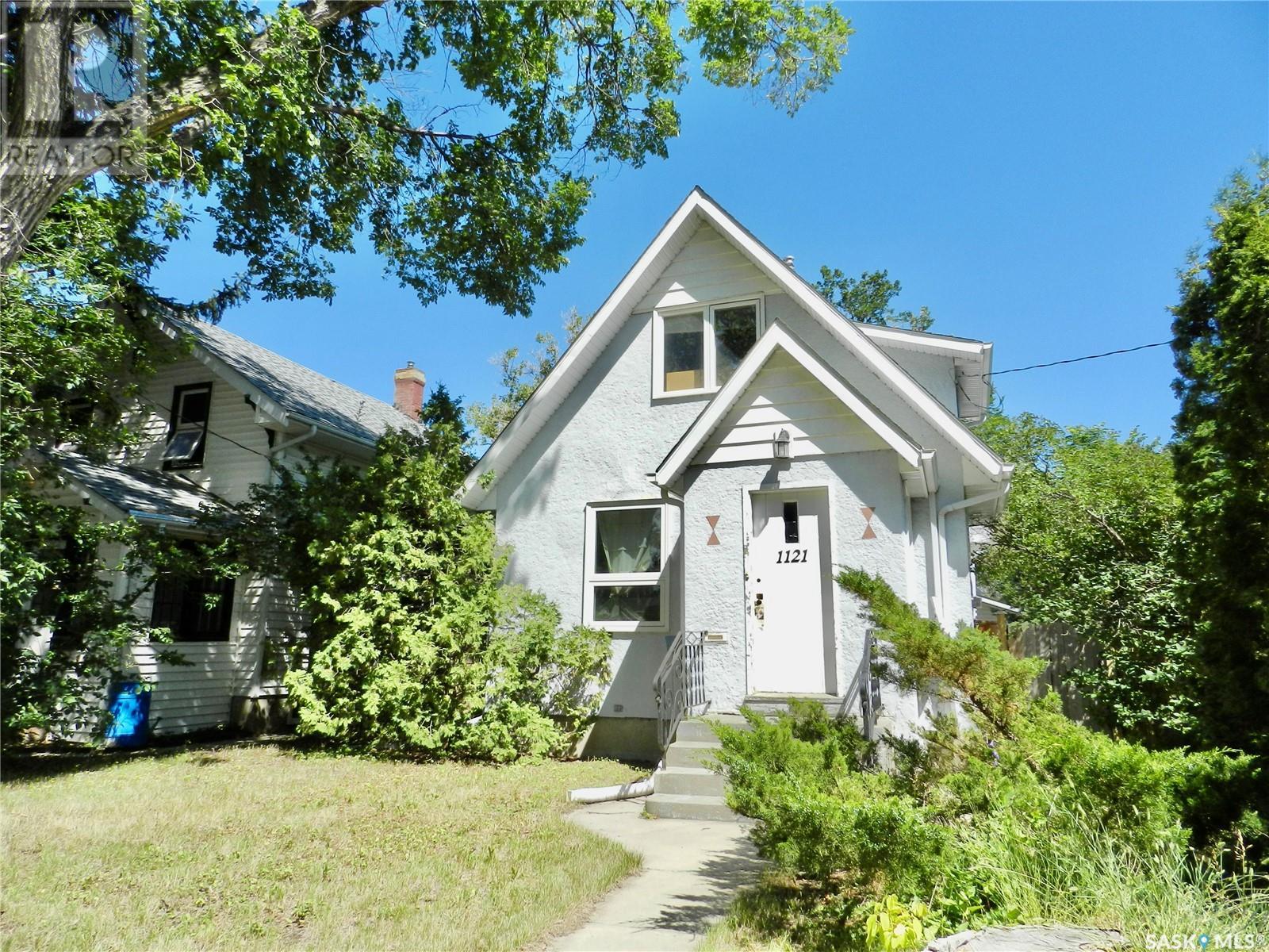 1121 6 Avenue Northwest, Moose Jaw, SK S6H 4A7