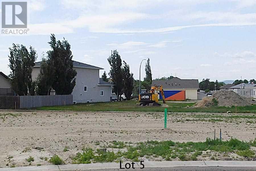 5 Pine Pl E, Claresholm, AB T0L 0T0