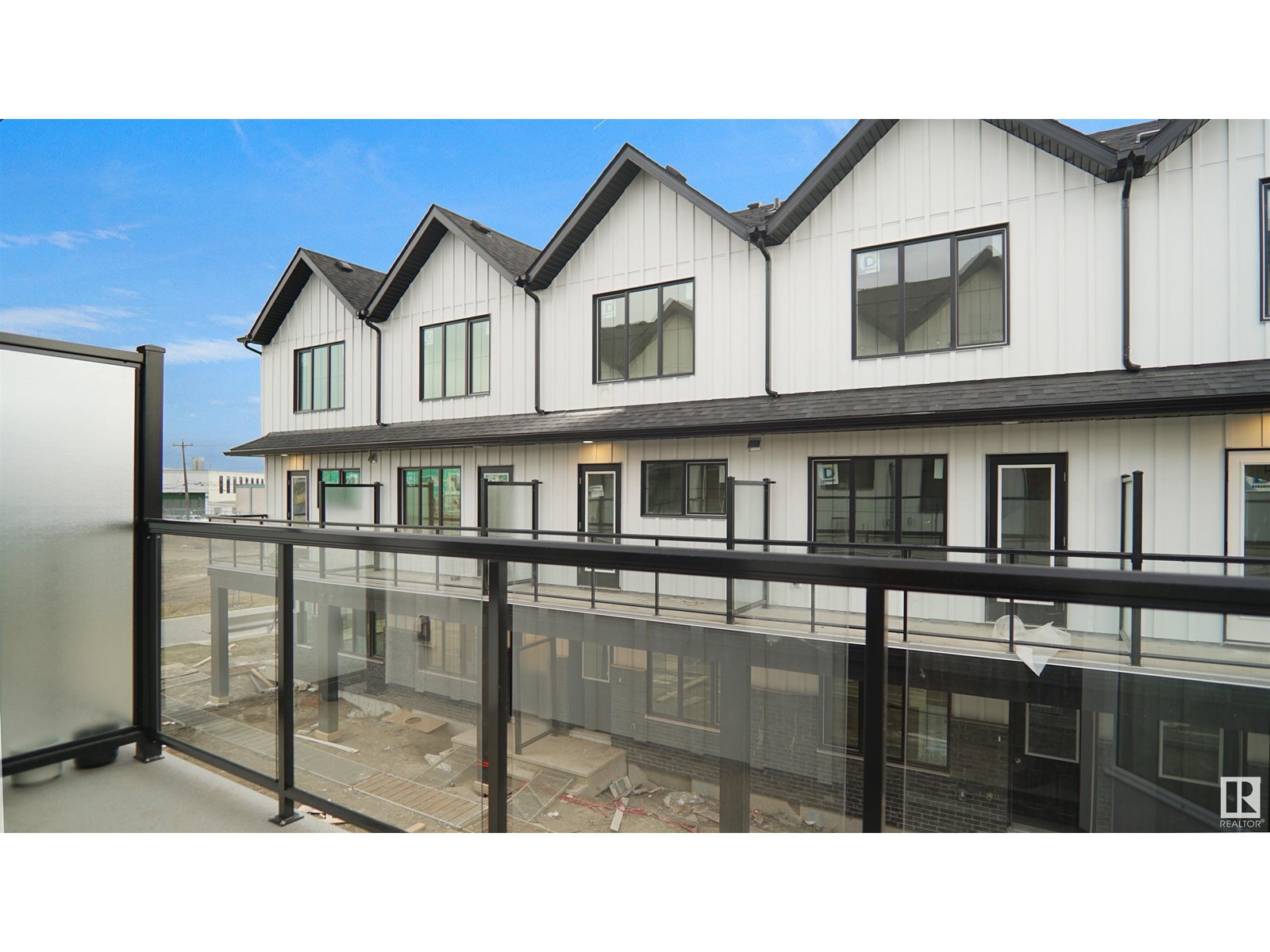 29 Airport Rd Nw #6, Edmonton, AB T5G 3K8