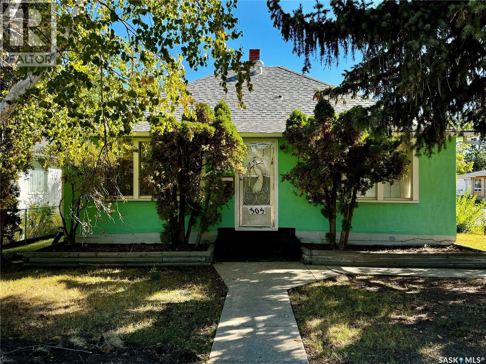 305 3 Avenue Northeast, Swift Current, SK S9H 2G8