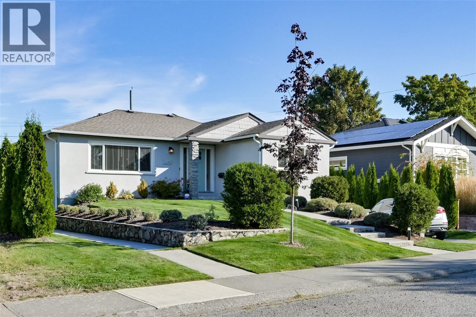 2240 Woodhouse Rd, Oak Bay, BC V8R 2M7