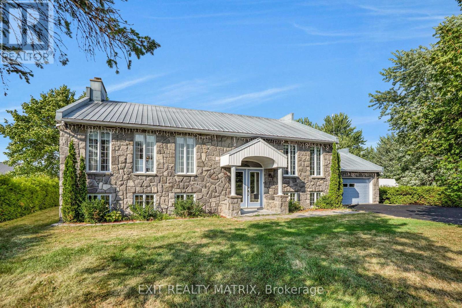 123 Ch Du Domaine Rd, Alfred and Plantagenet, ON K0B 1J0