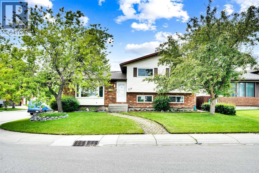228 Rundlemere Rd NE, Calgary, AB T1Y 3K8