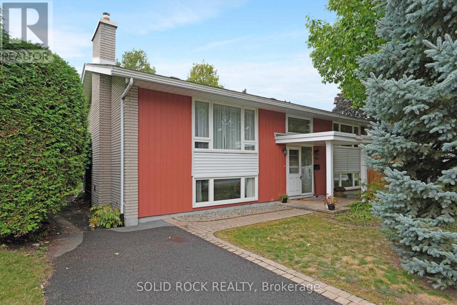 1034 Riddell Ave S, Ottawa, ON K2C 2J7