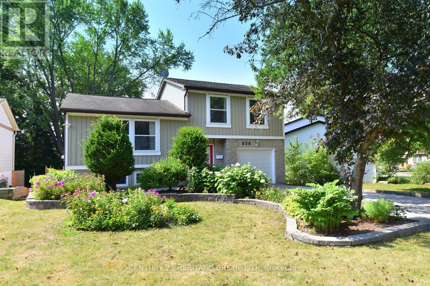 838 Boronia Cres, Newmarket, ON L3Y 5J9