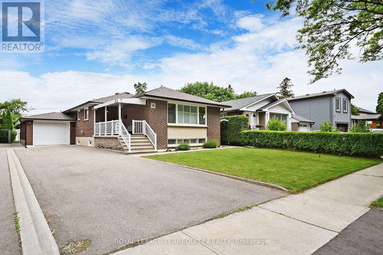 8 Cromer Pl, Toronto, ON M9R 2E1