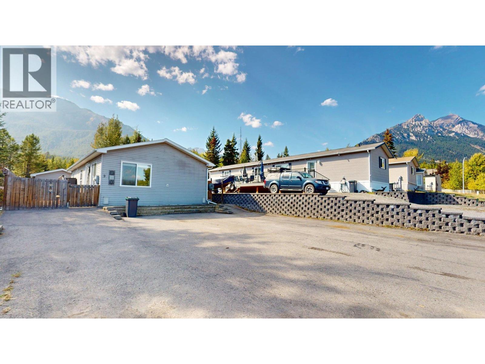9 Deerborne Dr, Elkford, BC V0B 1H0