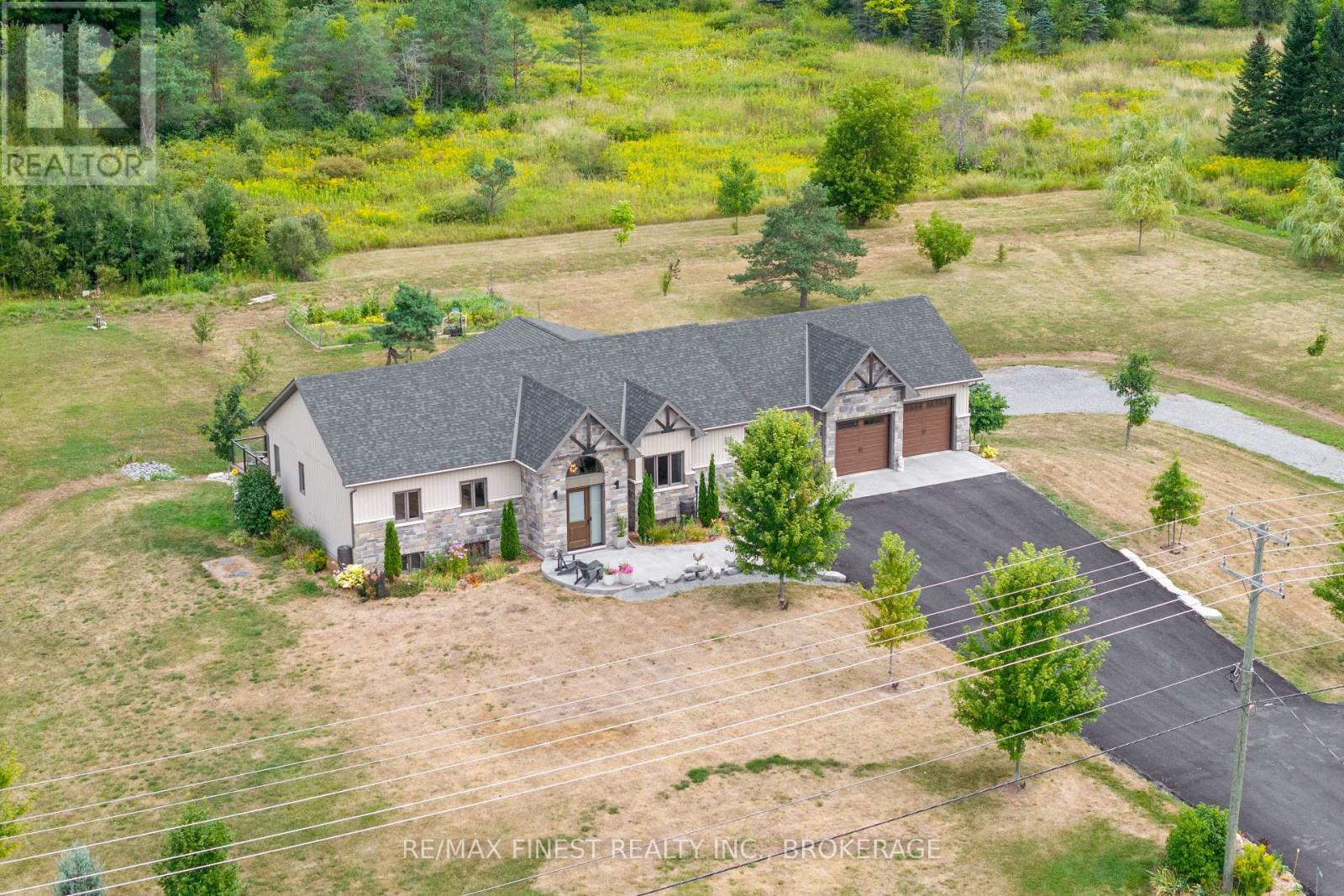 3266 Harrowsmith Rd, South Frontenac, ON K0H 1V0