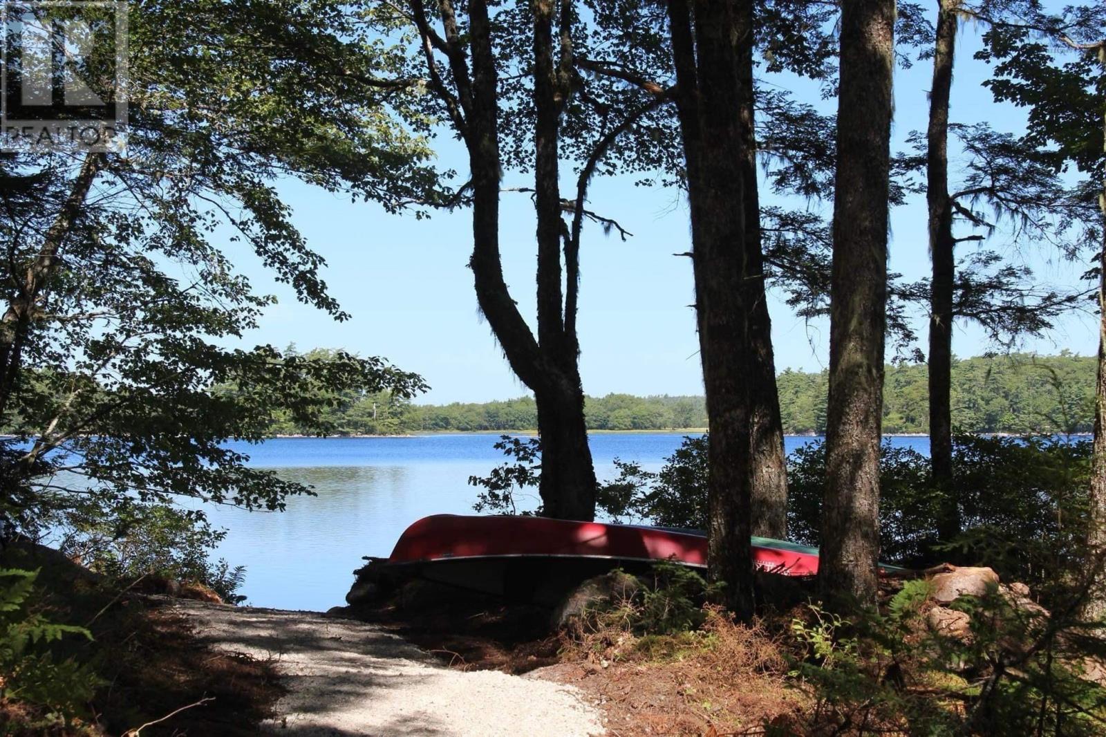 124 Roseway Dr, Shelburne, NS B0T 1W0