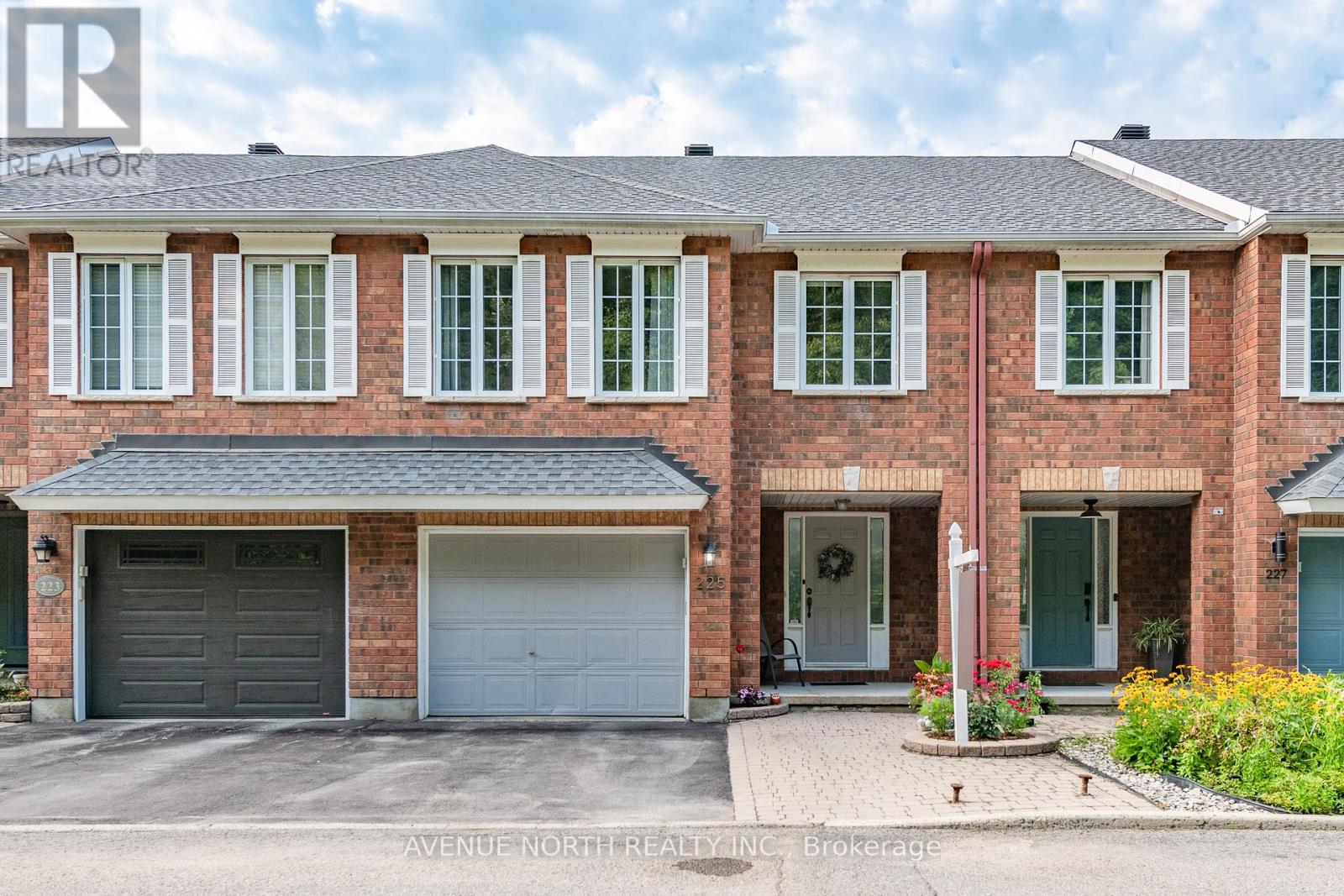 225 Gladeview Private, Ottawa, ON K1T 4A7