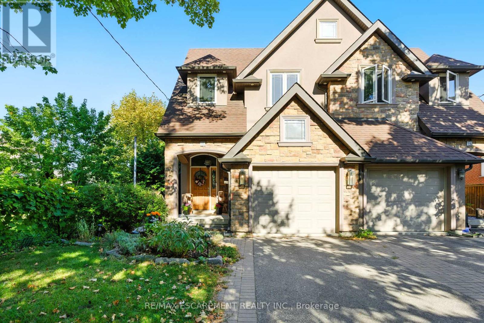 219 Delta St, Toronto, ON M8W 4E7