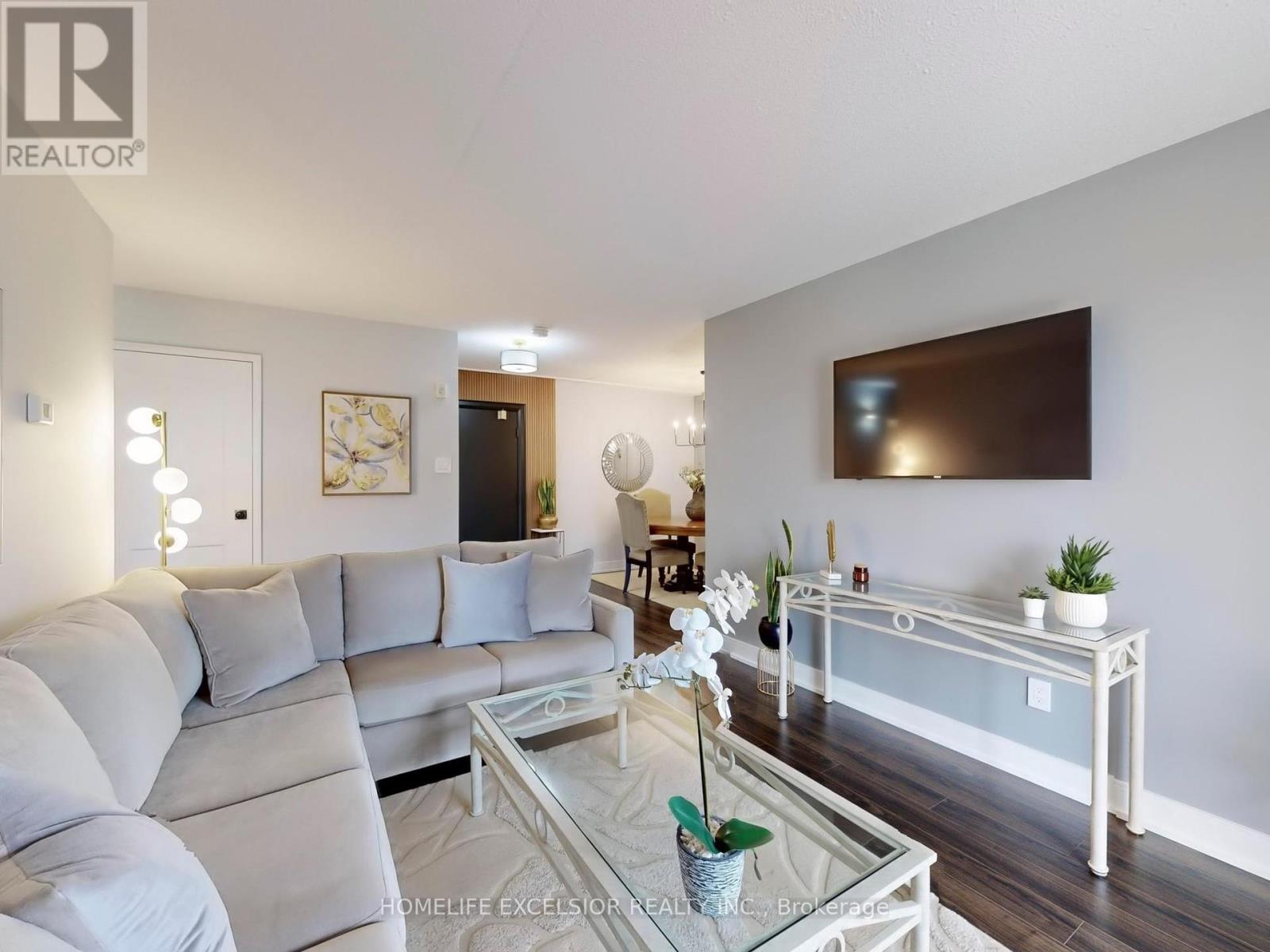 203 15390 Yonge St, Aurora, ON L4G 1N8