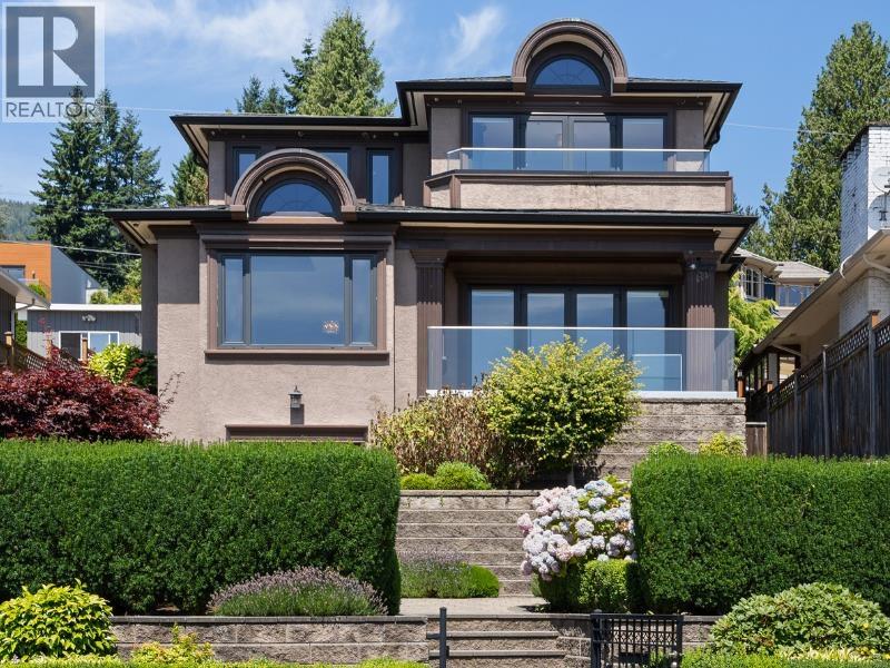 2171 Queens Ave, West Vancouver, BC V7V 2Y1