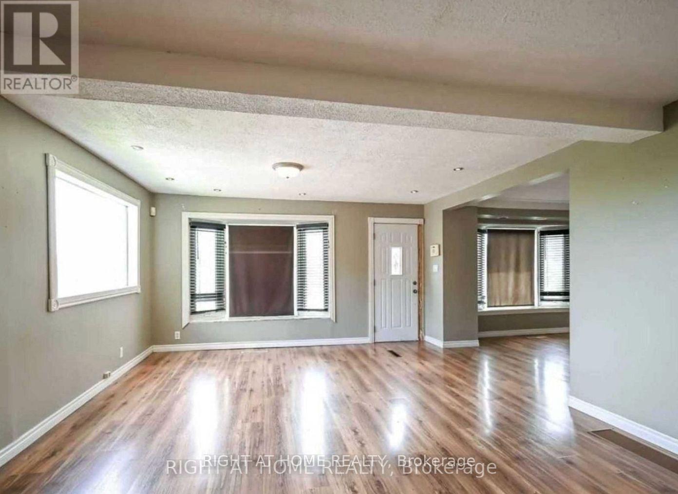 1025 Stone Church Rd E, Hamilton, ON L8W 1B2