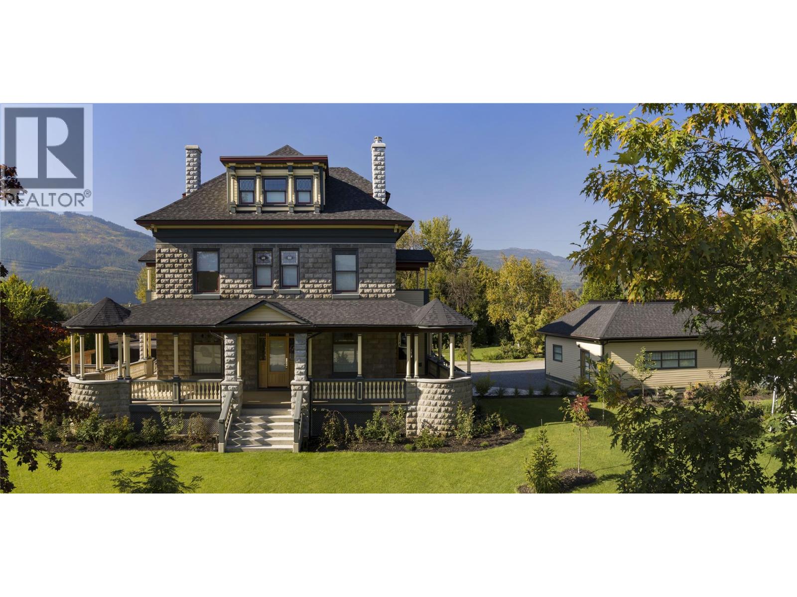 805 815 Mackenzie Ave, Revelstoke, BC V0E 2S0