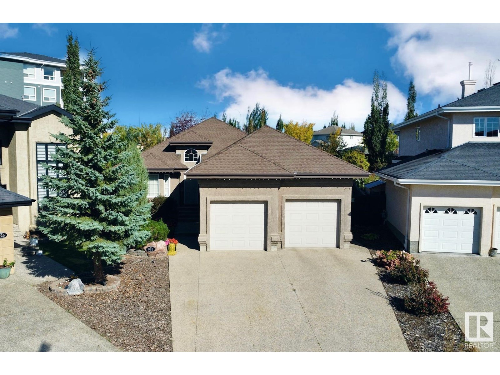 928 Thompson Pl NW, Edmonton, AB T6R 3K4