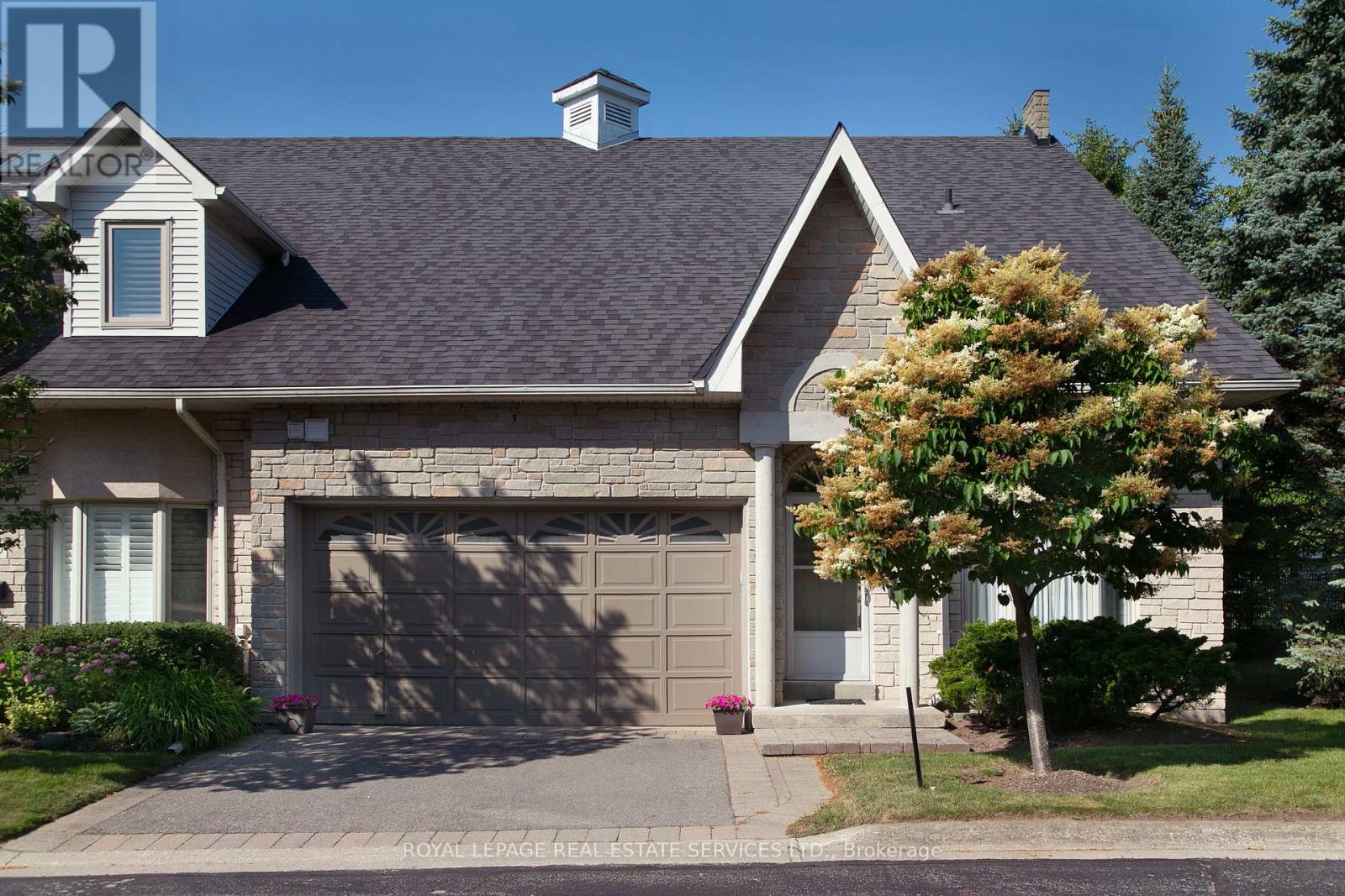 21 1010 Cristina Ct, Mississauga, ON L5J 4T7