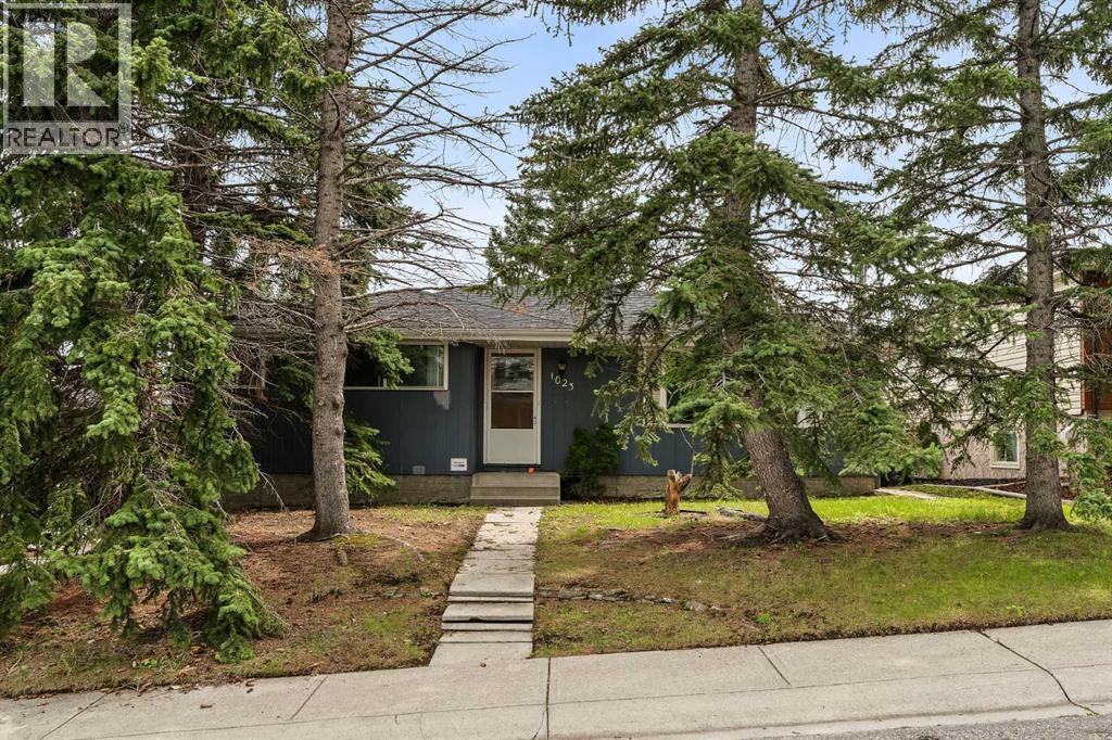 1023 Hunterston Pl NW, Calgary, AB T2K 4N5