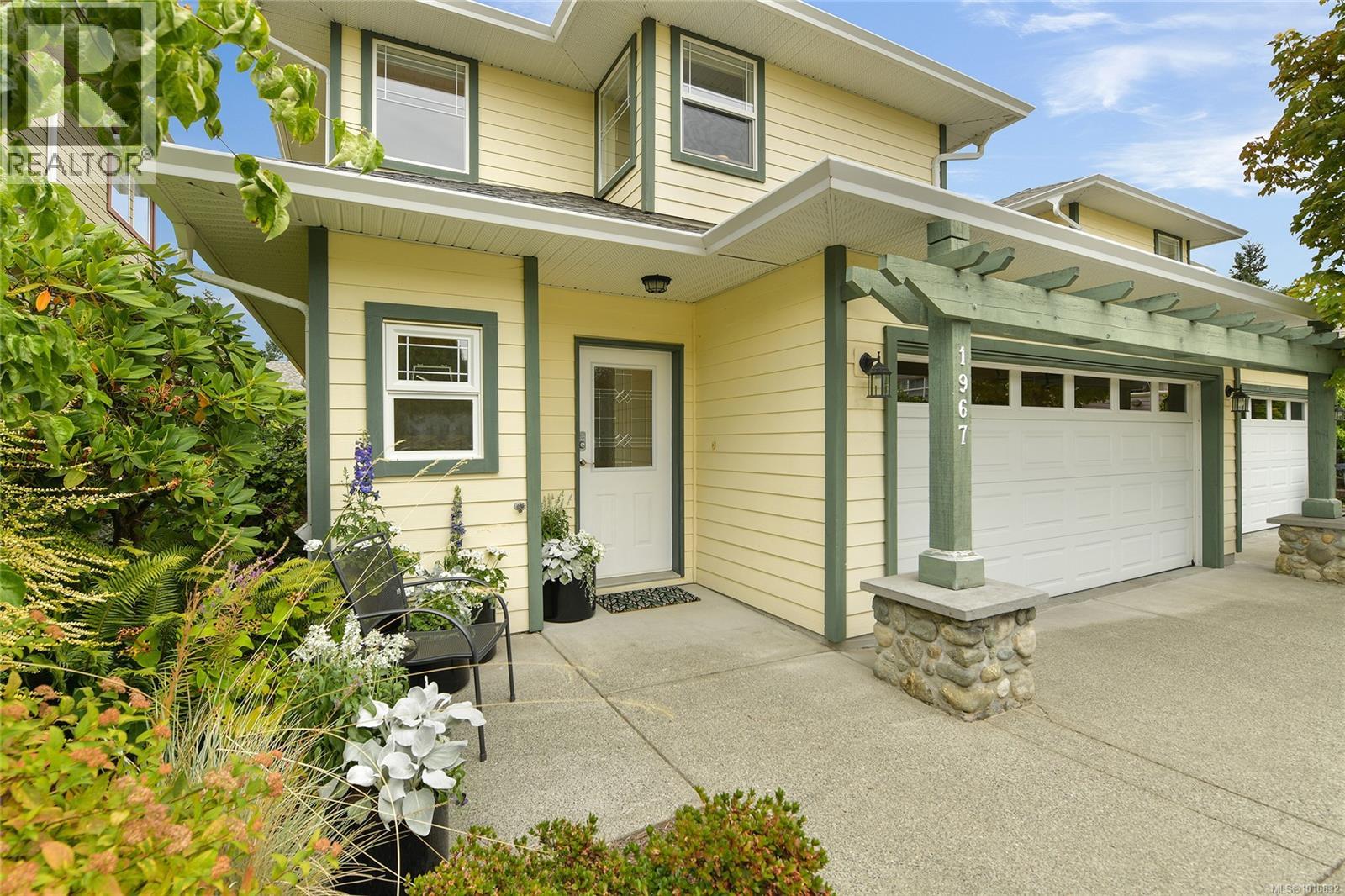 1967 Polo Park Crt Ct, Central Saanich, BC V8M 2K1