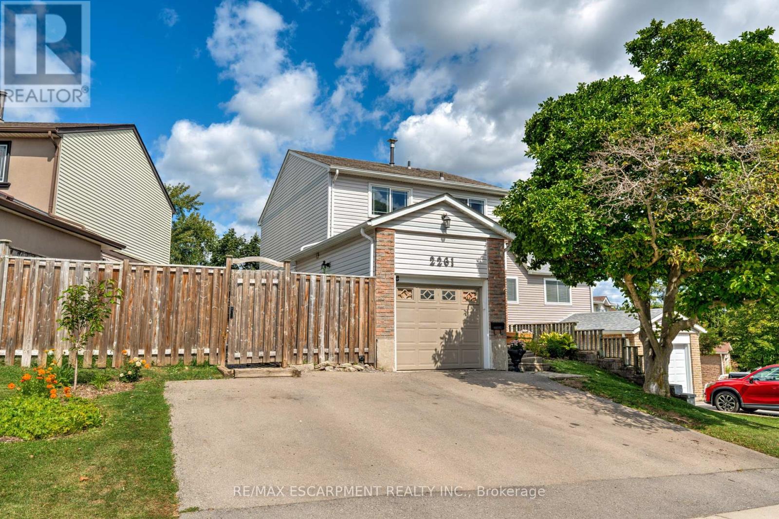 2261 Leominster Dr, Burlington, ON L7P 3W8