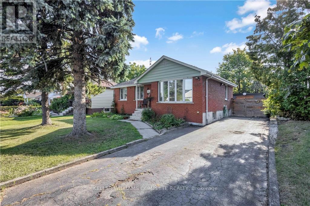 487 E 37th St, Hamilton, ON L8V 4C1