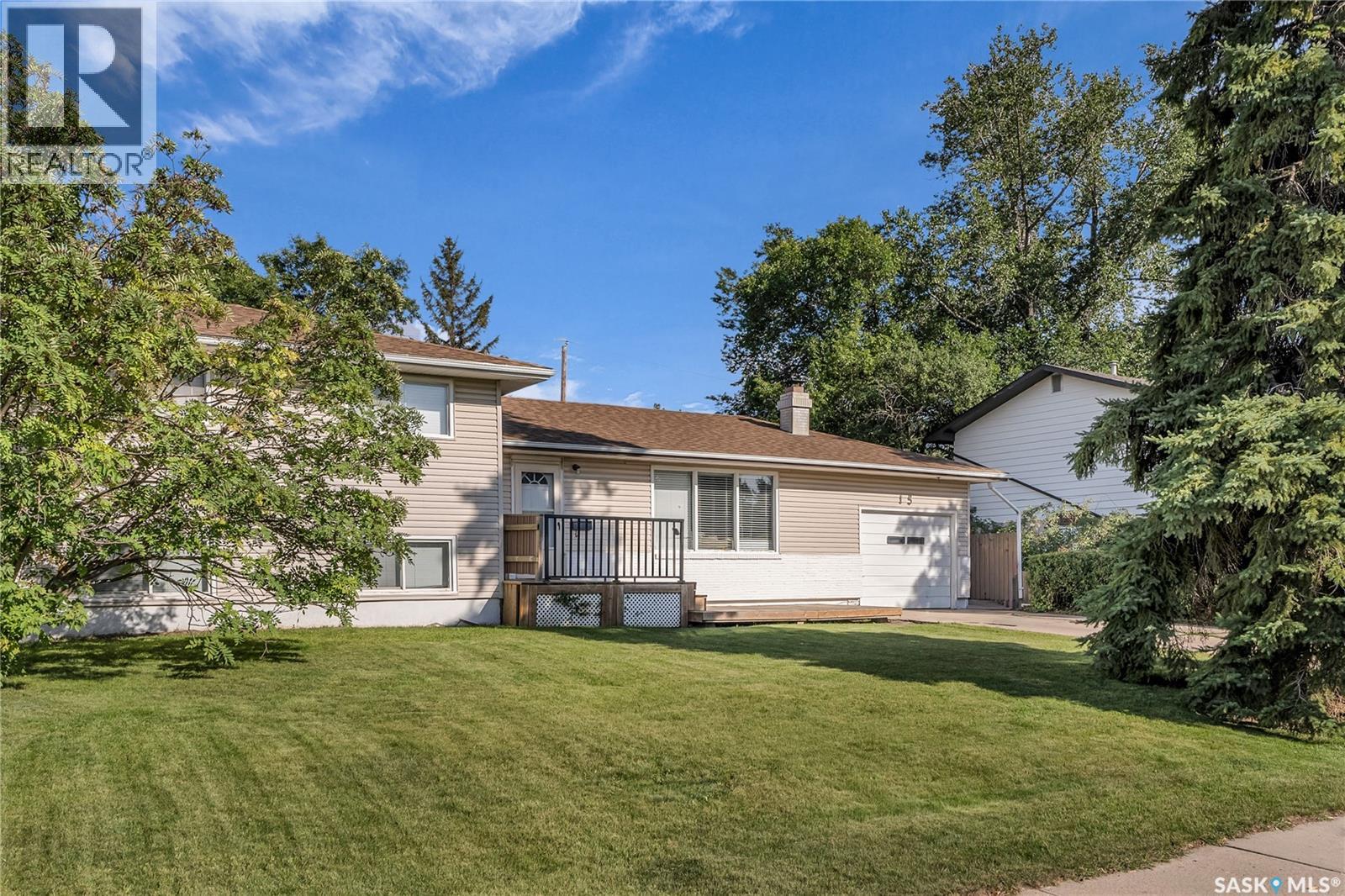 15 Moxon Cres, Saskatoon, SK S7H 3B8