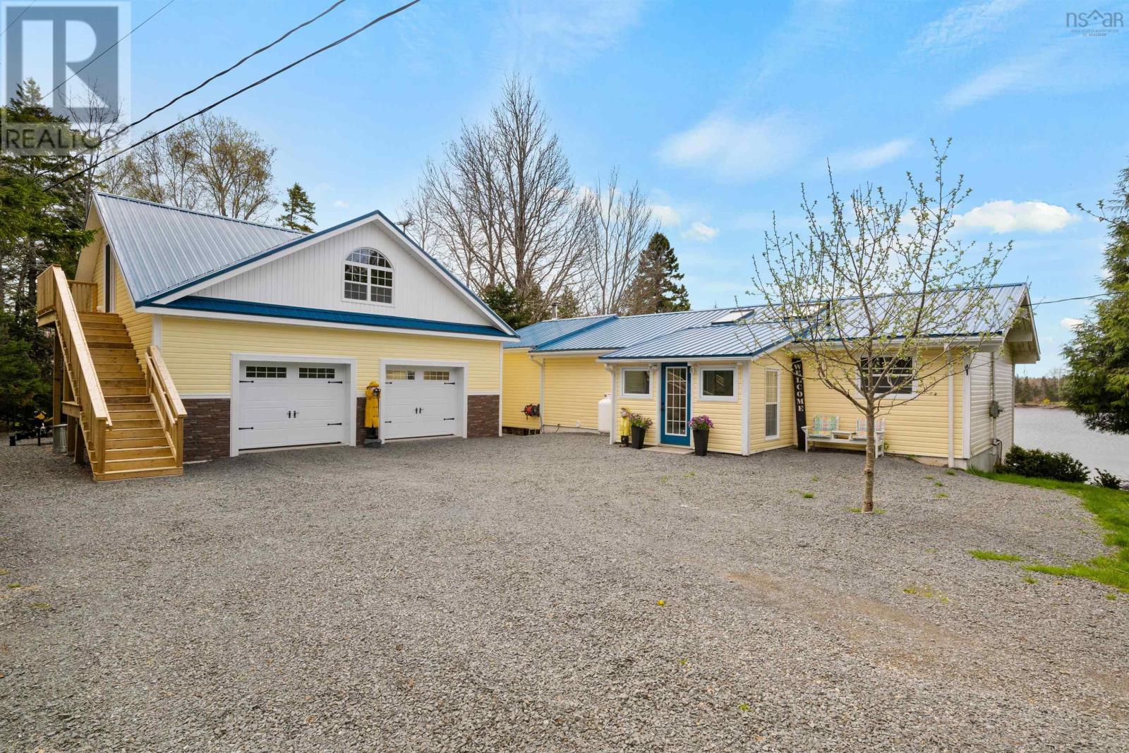 42 Goldfinch Ln, Lunenburg, NS B0J 2C0