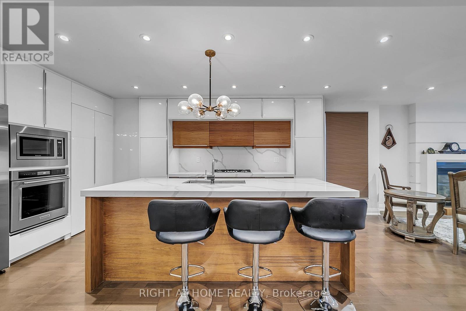 302 Mullen Dr, Vaughan, ON L4J 2P2